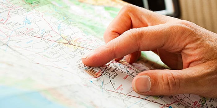 A person pointing the finger on an US map
